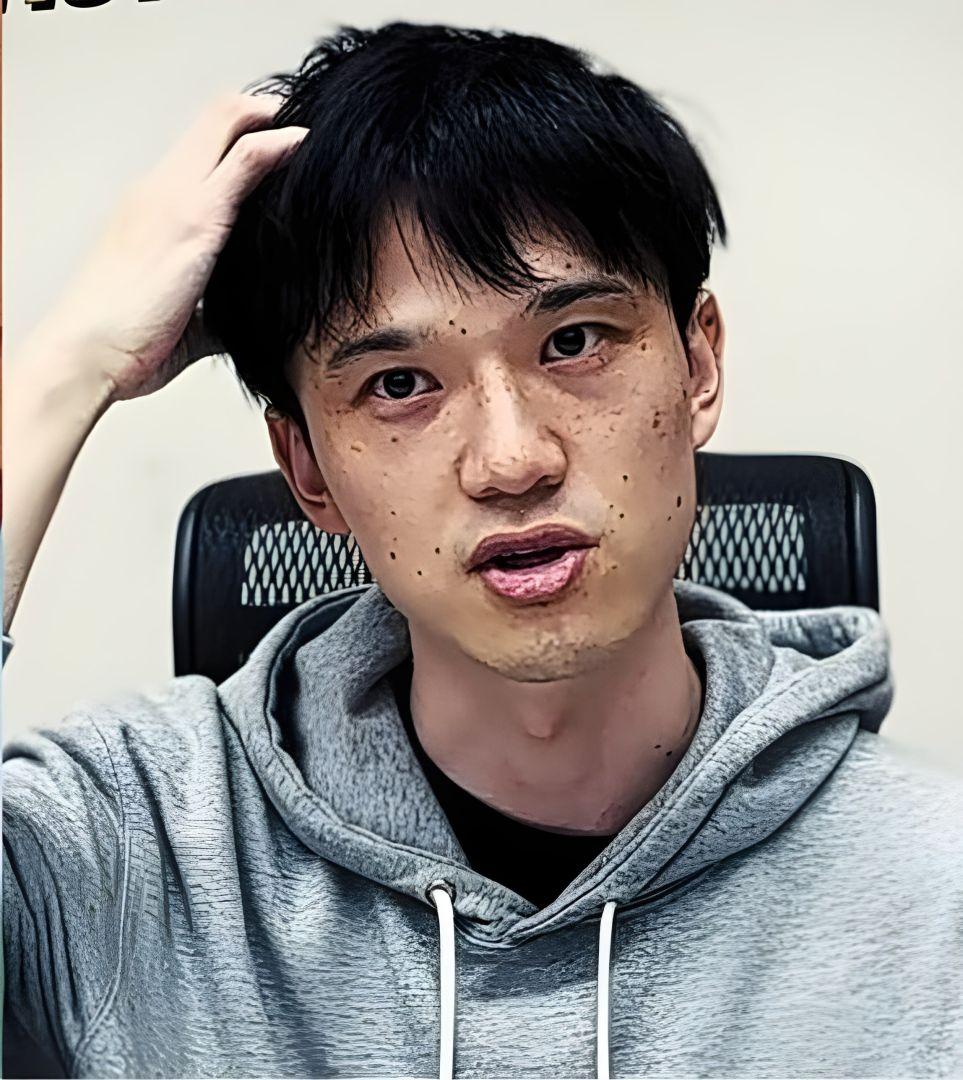 Comparaison entre Kazuya de Kanojo Okarishimasu et l'auteur Reiji Miyajima