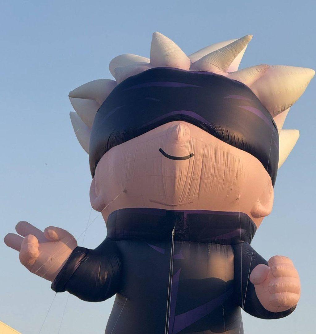 Détail du ballon géant Satoru Gojo à Riyadh