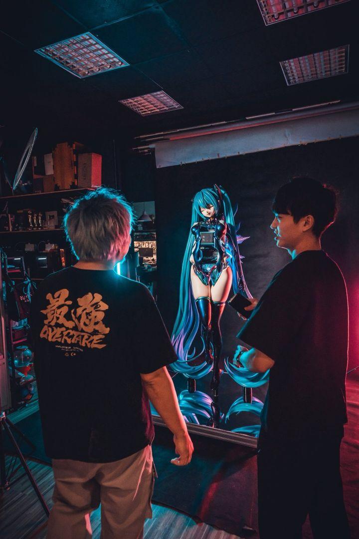 Détail de la Hatsune Miku PC gamer ciberpunk imprimée en 3D