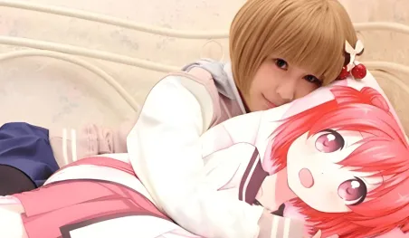 Jeune femme japonaise regardant un écran, illustrant le déclin de la sexualité au Japon et l'attrait pour l'anime.